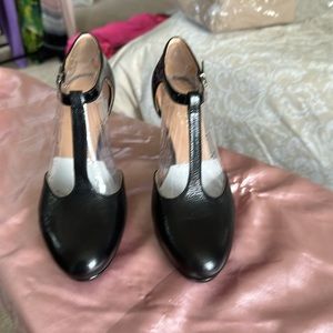 Naturalizer N5 Comfort Half black leather and half patent leather heels.